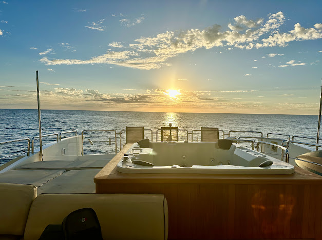 95 ft Azimut with Jacuzzi (4)