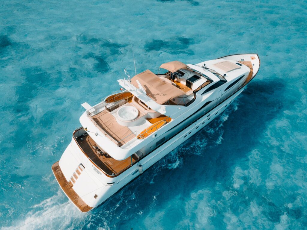 Azimut 100 pies con jacuzzi y amplias áreas sociales para charter en Cancún