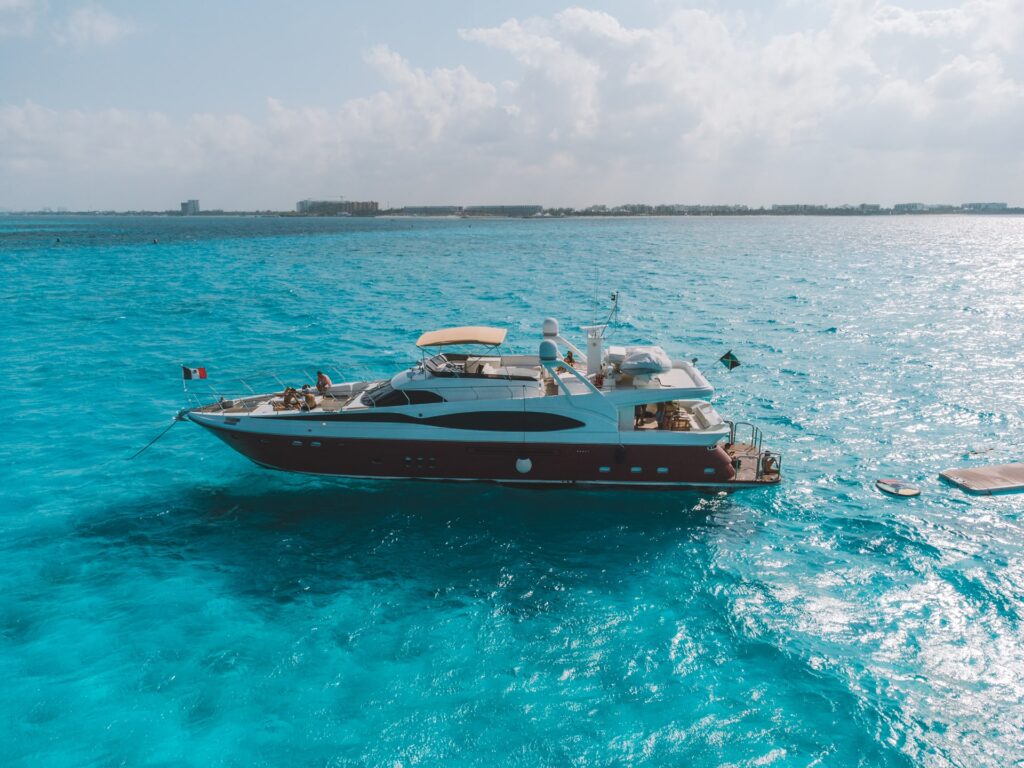 Yate Dyna Craft 80 pies con jacuzzi y slide para grupos de lujo en Cancún