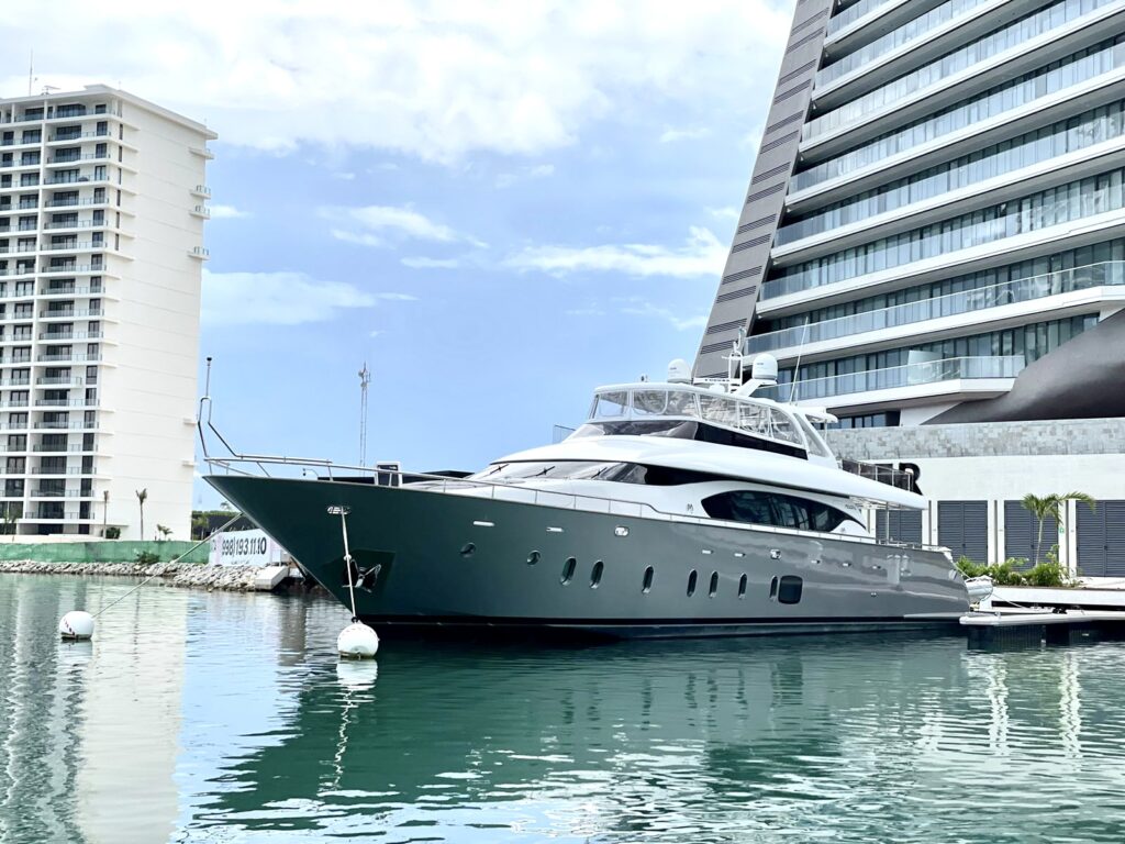 Yate Maiora 96 pies modelo 2017 con jacuzzi y diseño moderno en Cancún