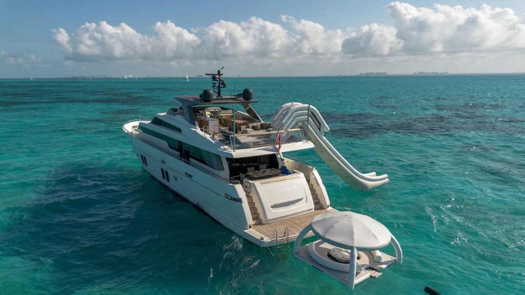 San Lorenzo 100 pies, yate de lujo con slide y servicio all inclusive en Cancún